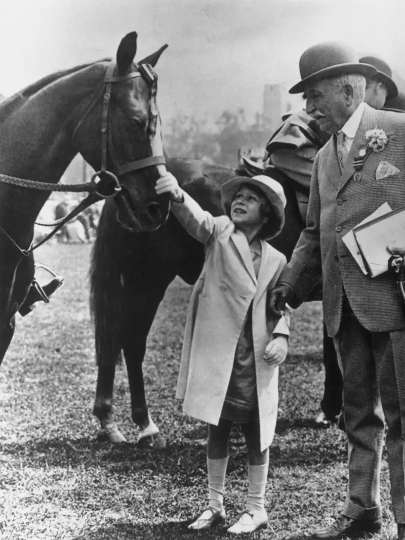 Ngoài ra Nữ hoàng cũng có niềm yêu thích đặc biệt với ngựa.