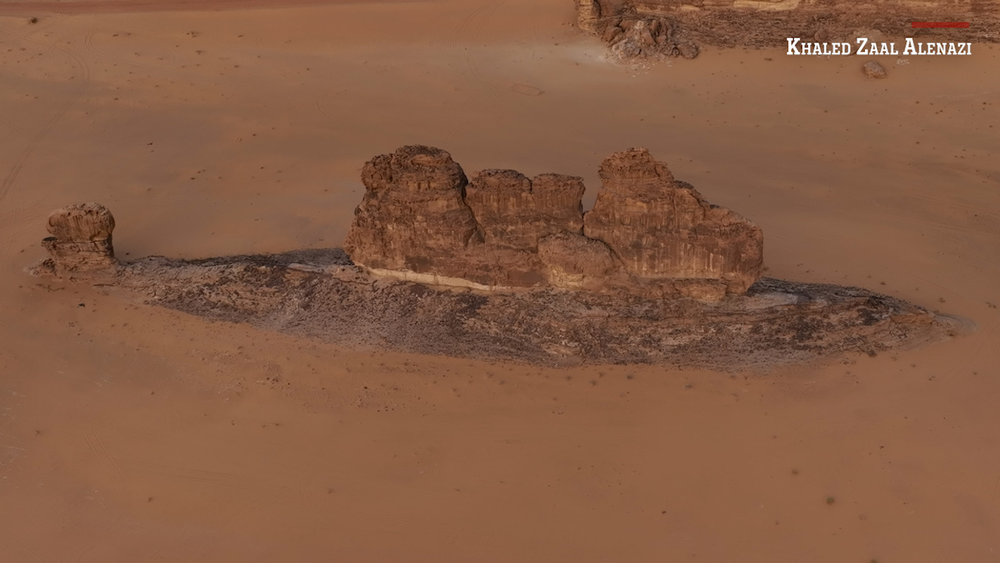 Kể từ khi những hình ảnh được chia sẻ, nhiều người dùng mạng xã hội cho rằng đó là dấu tích của quái vật biển khổng lồ cổ xưa.