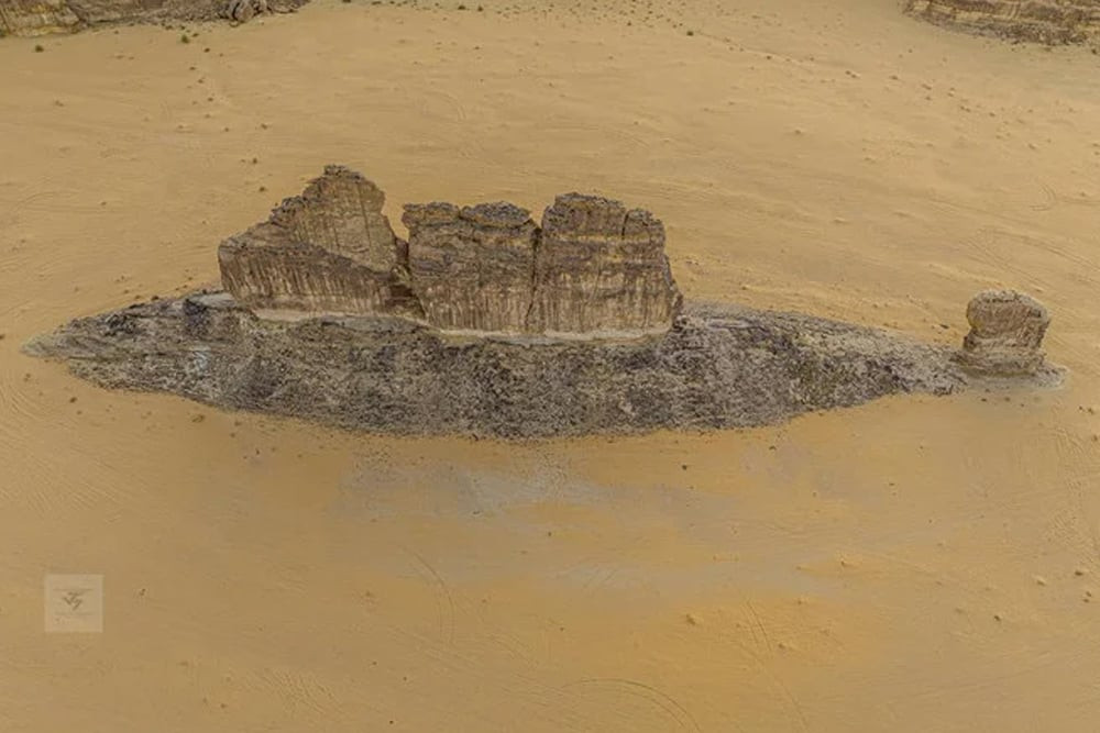 Al Enazi nói rằng anh ấy có thể không phải là người đầu tiên bắt gặp tảng đá hình con cá đặc biệt này, nhưng thước phim từ trên cao chứng tỏ anh là người đầu tiên chú ý tới hình dáng của nó.