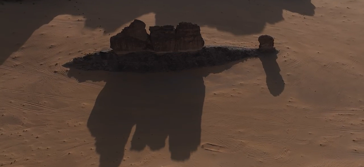 Nhưng Al Enazi đã khiến họ thất vọng khi nhấn mạnh cấu trúc này hình thành từ đá sa thạch và chịu tác động từ quá trình phong hóa mài mòn trong thời gian dài, không có quái vật biển nào ở đây cả.