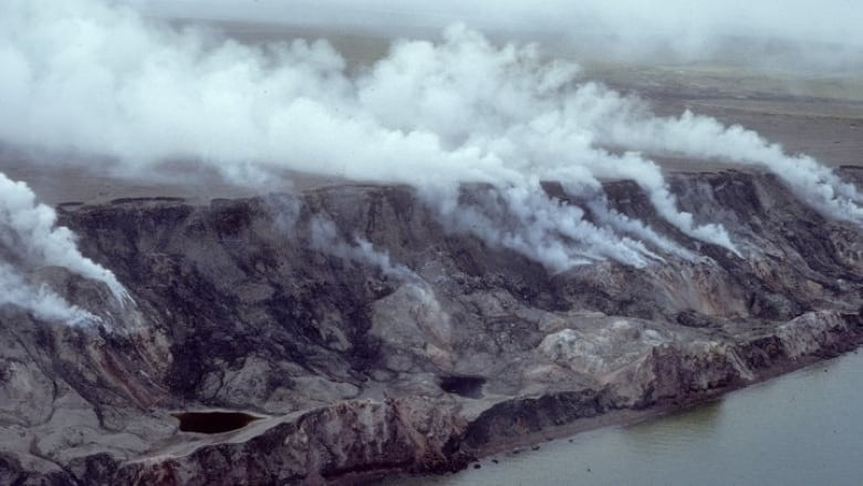 Vách đá bốc khói này được tìm thấy ở bờ biển phía đông của Cape Bathurst ở lãnh thổ Tây Bắc của Canada, cách không xa Bắc Băng Dương.