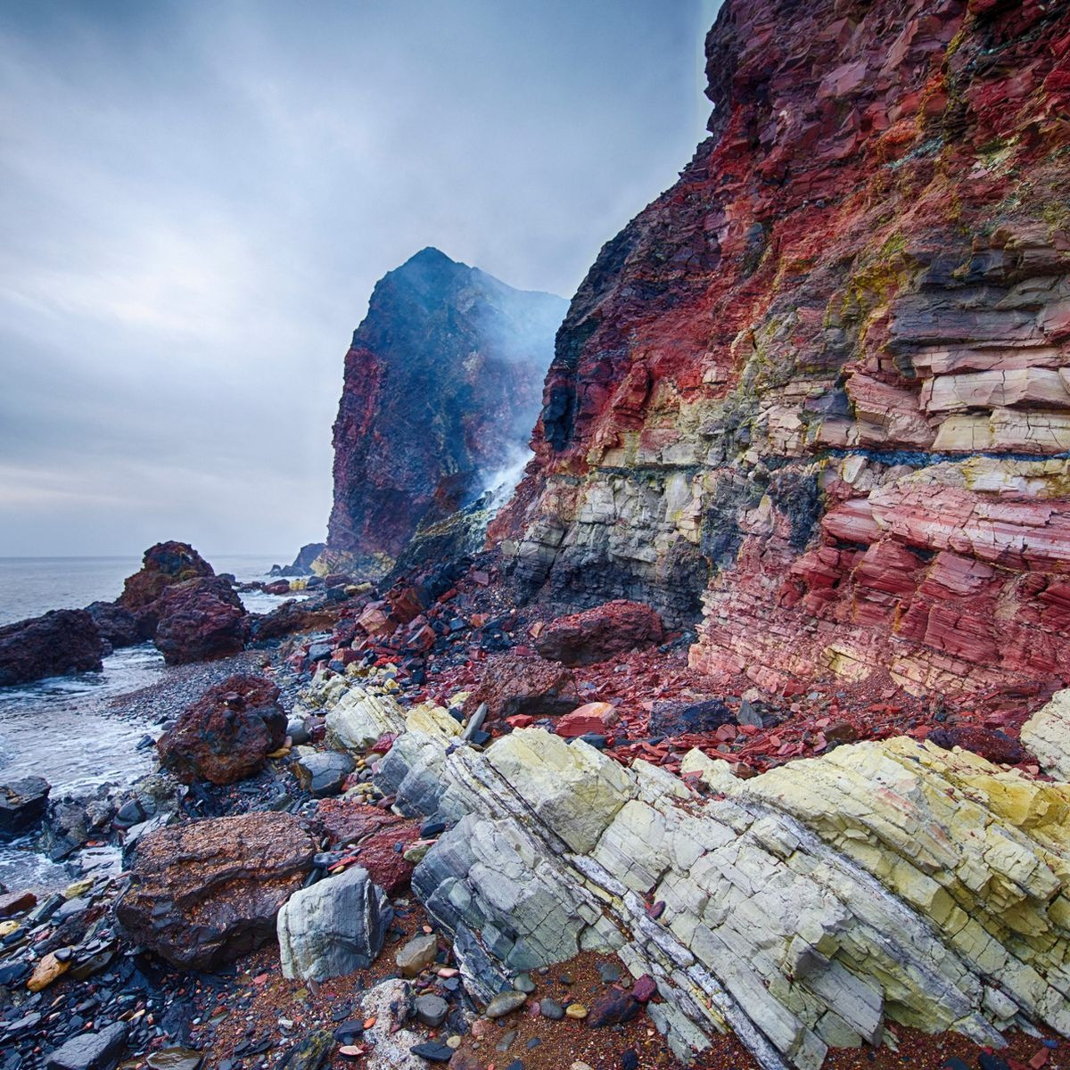 "Bạn phải mặc tất cả các thiết bị bảo hộ cần thiết, nếu không bạn sẽ bị bỏng mắt và cổ họng. Nó có thể giết chết bạn ngay lập tức nếu bạn đến quá gần địa điểm này," Grasby nói thêm.