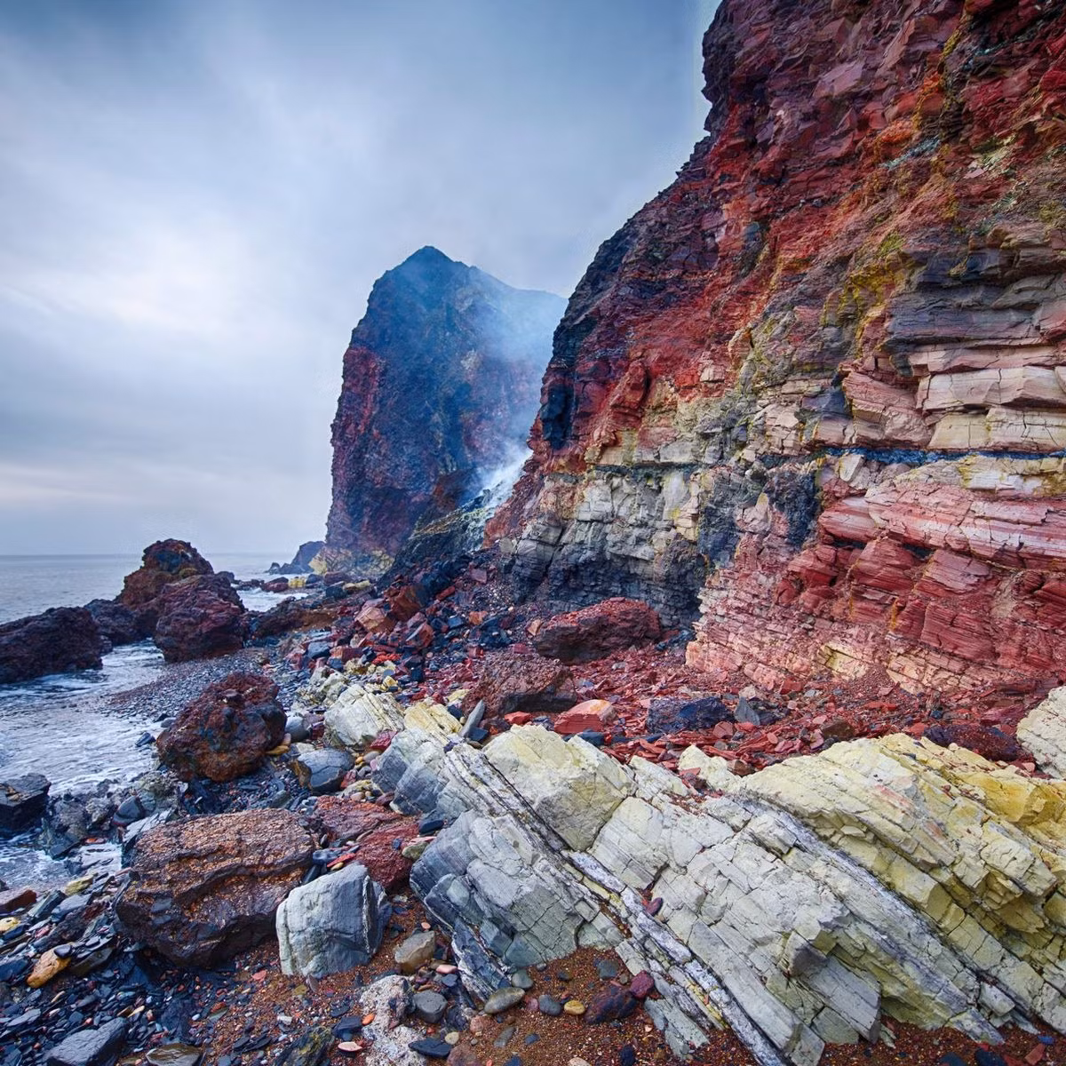"Bạn phải mặc tất cả các thiết bị bảo hộ cần thiết, nếu không bạn sẽ bị bỏng mắt và cổ họng. Nó có thể giết chết bạn ngay lập tức nếu bạn đến quá gần địa điểm này," Grasby nói thêm.