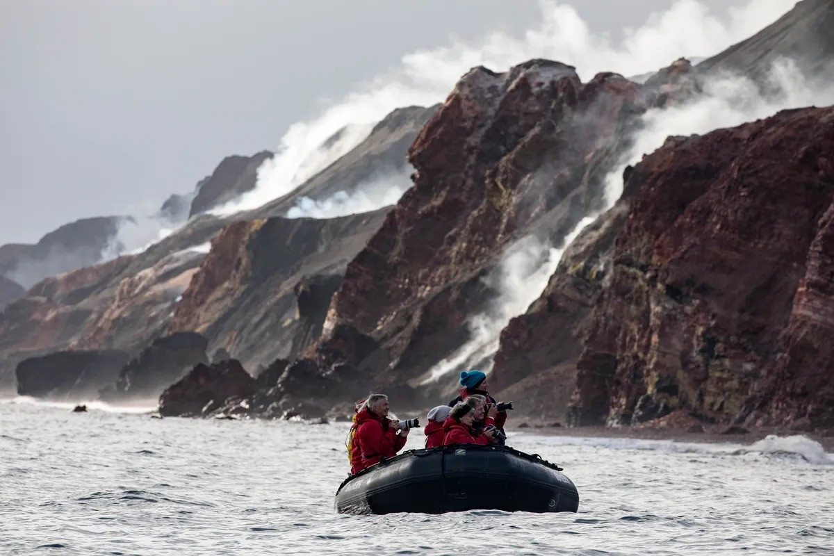 Kết quả của phản ứng này là khu vực xung quanh chứa đầy khí sulfur dioxide, khiến không khí trở nên độc hại và khó thở. Xung quanh cũng rải rác những vũng nước màu đỏ ruby có tính axit và giàu lưu huỳnh đến khó tin. Nồng độ lưu huỳnh cao cũng đồng nghĩa với việc nơi này nồng nặc mùi trứng thối.
