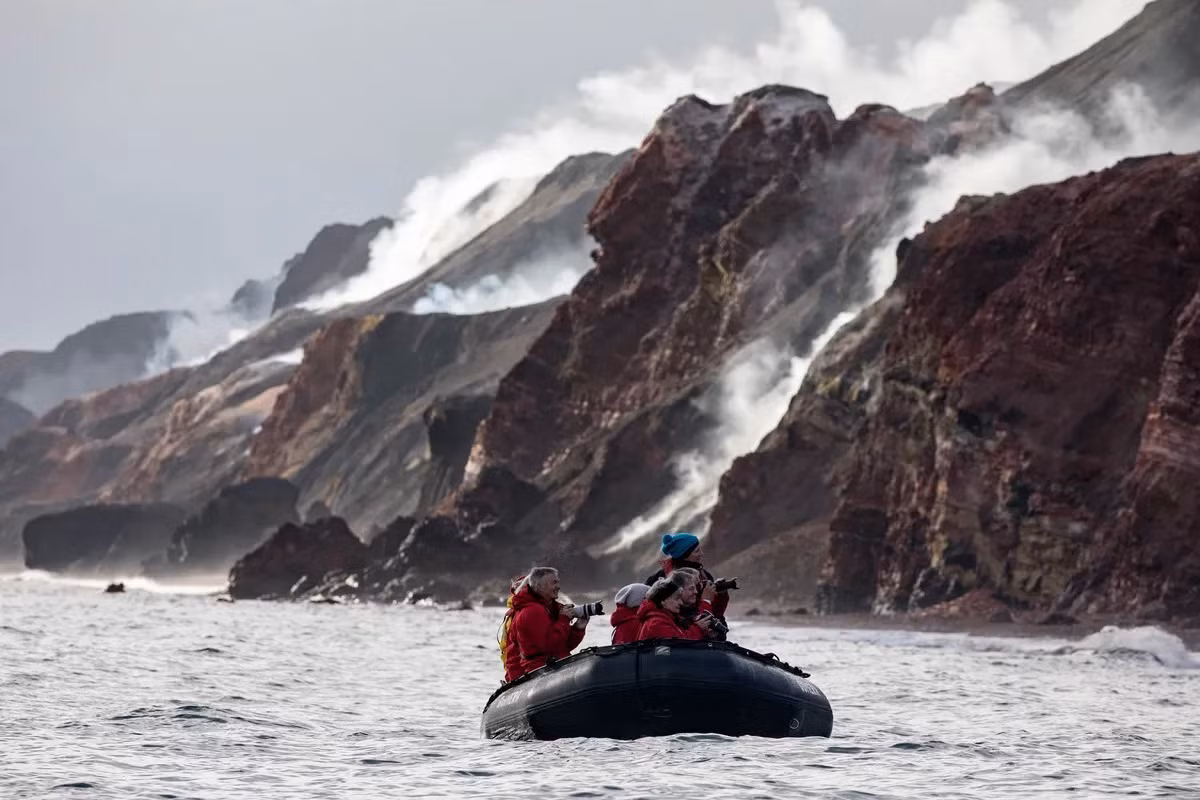 Kết quả của phản ứng này là khu vực xung quanh chứa đầy khí sulfur dioxide, khiến không khí trở nên độc hại và khó thở. Xung quanh cũng rải rác những vũng nước màu đỏ ruby có tính axit và giàu lưu huỳnh đến khó tin. Nồng độ lưu huỳnh cao cũng đồng nghĩa với việc nơi này nồng nặc mùi trứng thối.