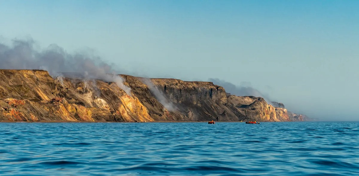 “Nơi đây thực sự giống như địa ngục trần gian vậy. Mọi thứ về nó hoàn toàn kinh khủng,” Steve Grasby, nhà khoa học nghiên cứu tại Cơ quan Khảo sát Địa chất Canada, chia sẻ.