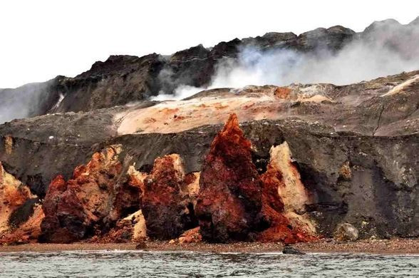  Vách đá Smoking Hills ở Canada có thể trông giống như sản phẩm của hoạt động núi lửa hoặc hiện tượng địa nhiệt kỳ lạ nằm sâu bên dưới bề mặt Trái Đất, nhưng đây thực ra là kết quả của một phản ứng hóa học đang diễn ra trong hàng ngàn năm.