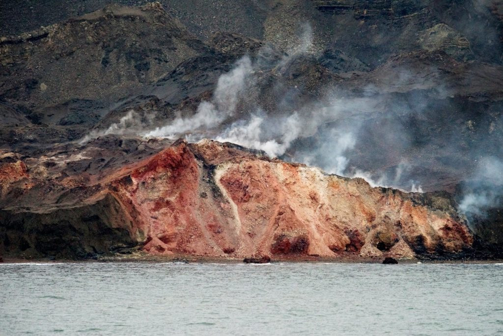 Khói được tạo ra bởi quá trình đốt cháy tự phát của đá phiến dầu trong các lớp đá của vách đá. Các khoáng chất lưu huỳnh, như pyrite và các mỏ than nâu phản ứng với không khí khi các phần của vách đá bị xói mòn, bốc cháy và tạo ra một luồng khói ổn định.
