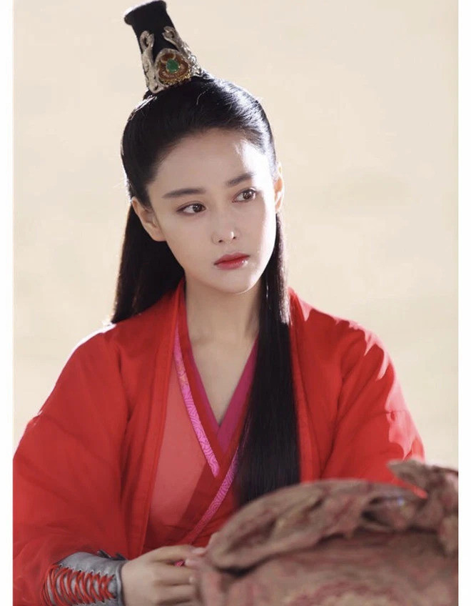 Trương Lệ Hoa xuất thân từ một gia đình binh gia, nhưng do biến cố nên gia đình sạt nghiệp. Để kiếm kế sinh nhai, cha và anh trai cô làm nghề đan chiếu để kiếm sống.