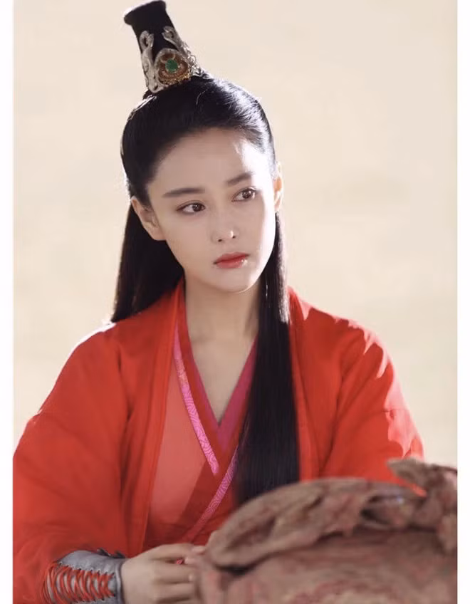 Trương Lệ Hoa xuất thân từ một gia đình binh gia, nhưng do biến cố nên gia đình sạt nghiệp. Để kiếm kế sinh nhai, cha và anh trai cô làm nghề đan chiếu để kiếm sống.