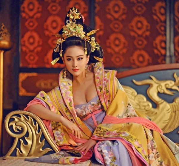 Vào cung không được bao lâu, thái tử tình cờ chạm mặt mỹ nhân Lệ Hoa, liền ôm cô vào lòng. Kể từ đó, Lệ Hoa trở thành thê thiếp, không còn là người hầu nữa. Trần Thúc Bảo khi đó đã có vợ, nhưng Trương Lệ Hoa mới là người được thái tử sủng ái nhất.