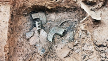 Giả thuyết cuối cùng, đây là một ngôi mộ trống rỗng. Có lẽ lịch sử từng xảy ra sự kiện nào đó khiến hoàng tộc buộc phải xây dựng một lăng mộ giả và sau khi những người khác đi hết, người đó đã bước ra khỏi quan tài. Và tất nhiên, sự kiện này không được lưu lại trong sử sách.