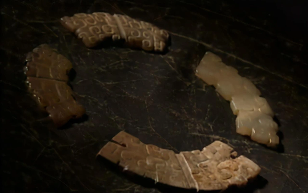 Vậy tại sao trong thi thể trong quan tài lại "bốc hơi" như vậy? Các nhà khảo cổ cũng nhận thấy rằng những đồ tùy táng trong mộ cổ có hình dáng và kiểu dáng khá giống với các di vật văn hóa được khai quật tại lăng của Tần Công. Khả năng chủ nhân ngôi mộ thuộc hoàng tộc Tần là rất lớn.