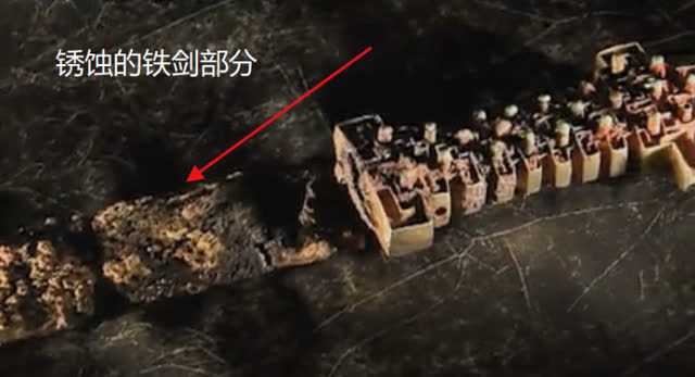 Trường hợp ngoại lệ duy nhất chỉ có lăng mộ của Tần Cảnh Công – vị quân vương thứ 14 nhà Tần. Theo ghi chép, lăng mộ với diện tích 5.000m2 và được phủ một lớp chu sa lên tới gần 10cm. Vậy tại sao một ngôi mộ bí ẩn chỉ rộng 3m2 lại có độ dày lớp chu sa tương đương với vương công nước Tần như vậy?