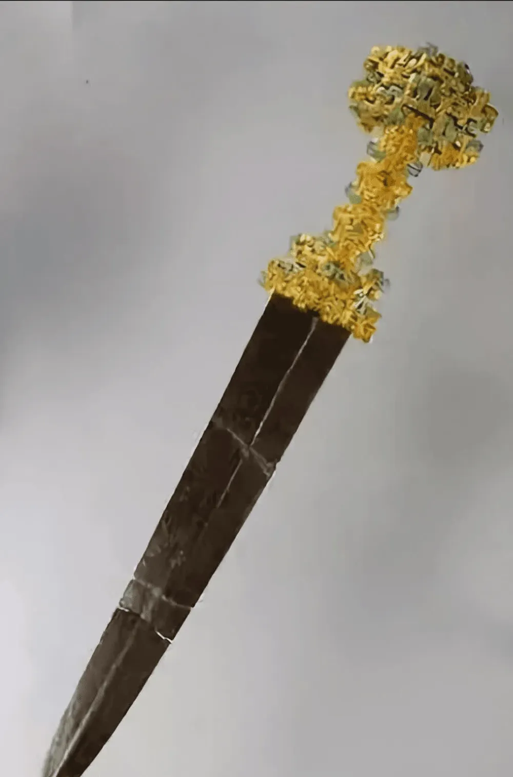 Trong lúc đi tìm câu trả lời cho bí ẩn chu sa, các nhà khảo cổ bất ngờ phát hiện một chuôi kiếm vàng ẩn trong lớp bùn đen. Chuôi kiếm được khảm khắc nhiều hạt ngọc lam cổ xưa, trên chuôi là lưỡi kiếm được rèn bằng sắt, tuy lưỡi đã gỉ nhưng nó thực sự rất hiếm.