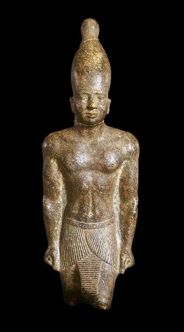 Các nhà khảo cổ ngay lập tức tập trung sự chú ý vào một kim tự tháp gần đó, thuộc về vua Teti, vị vua đầu tiên của Vương triều thứ Sáu Ai Cập. "Teti được tôn thờ như một vị thần trong thời kỳ Vương quốc mới, vì vậy mọi người đều muốn được chôn cất gần ông ấy," Zahi Hawass, nhà Ai Cập học đang thực hiện công việc khai quật và từng là Bộ trưởng Bộ Cổ vật của Ai Cập, chia sẻ.