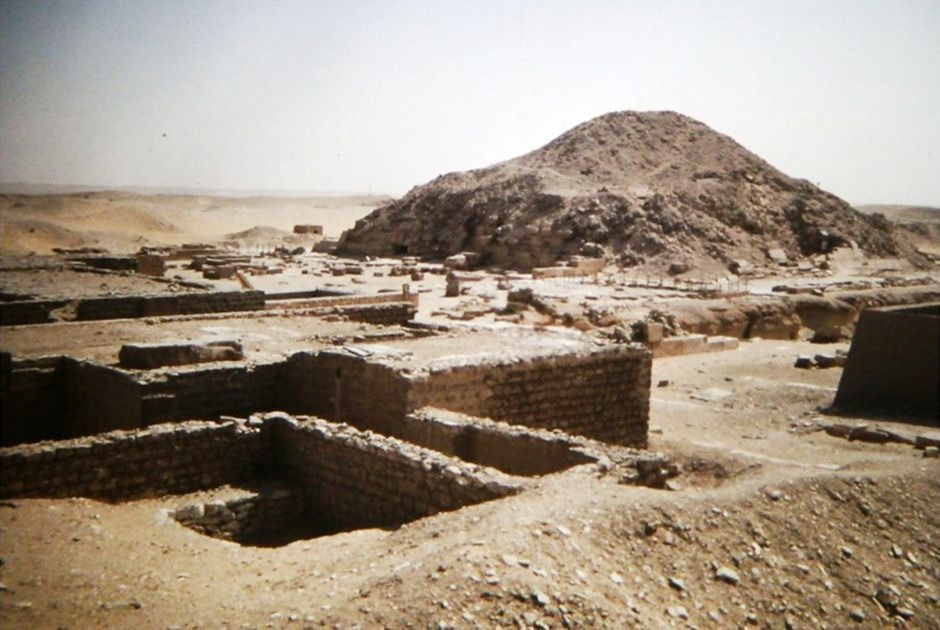 Giờ đây, chúng tôi đã tìm thấy 22 hầm liên kết với nhau, có độ sâu từ 9 đến 18 mét, tất cả đều là mộ của Vương quốc Mới." (Còn gọi là Đế quốc Ai Cập, thời kỳ Tân vương quốc kéo dài từ thế kỷ VI TCN đến thế kỷ XI TCN).