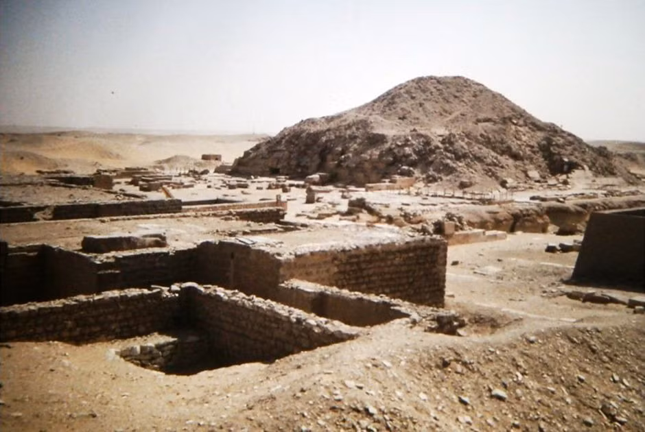 Giờ đây, chúng tôi đã tìm thấy 22 hầm liên kết với nhau, có độ sâu từ 9 đến 18 mét, tất cả đều là mộ của Vương quốc Mới." (Còn gọi là Đế quốc Ai Cập, thời kỳ Tân vương quốc kéo dài từ thế kỷ VI TCN đến thế kỷ XI TCN).