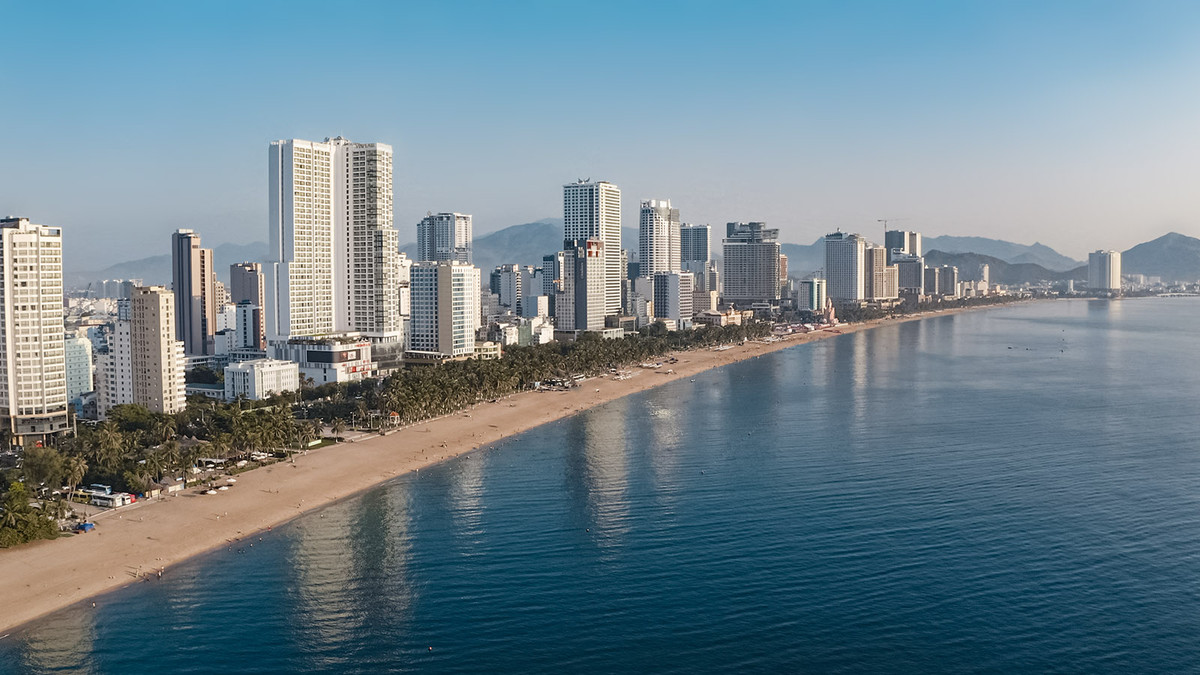 Tại Mỹ, thành phố New York có nguy cơ cao nhất khi chứng kiến mực nước biển gia tăng. Mức độ dễ bị ngập lụt của New York đã được nhìn thấy rõ ràng vào năm 2012, khi thành phố bị ảnh hưởng nặng nề sau cơn bão Sandy.