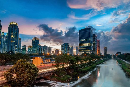 Không chỉ Jakarta, một số thành phố khác như Dhaka, Bangladesh (dân số 22,4 triệu người); Lagos, Nigeria (dân số 15,3 triệu); hay Bangkok, Thái Lan (dân số 9 triệu) cũng có thể bị chìm hoàn toàn, hoặc phần lớn diện tích dưới nước mà không thể sử dụng được.