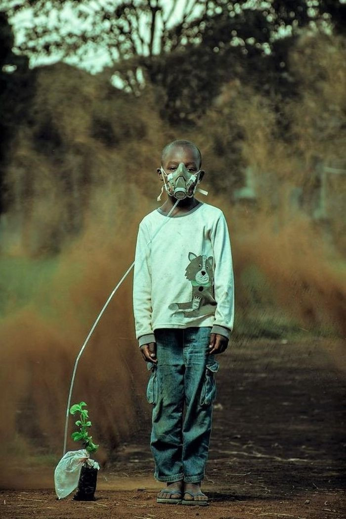  Bức ảnh độc đáo này đã chiến thắng cuộc thi Nhiếp ảnh Môi trường năm 2021. Hình ảnh một cậu bé đeo mặt nạ phòng độc với dây dẫn nối vào một chậu cây đã làm nhiều người ngạc nhiên. Đây cũng là một lời cảnh báo cho tương lai của chúng ta, nhắc nhở con người hãy bảo vệ môi trường.
