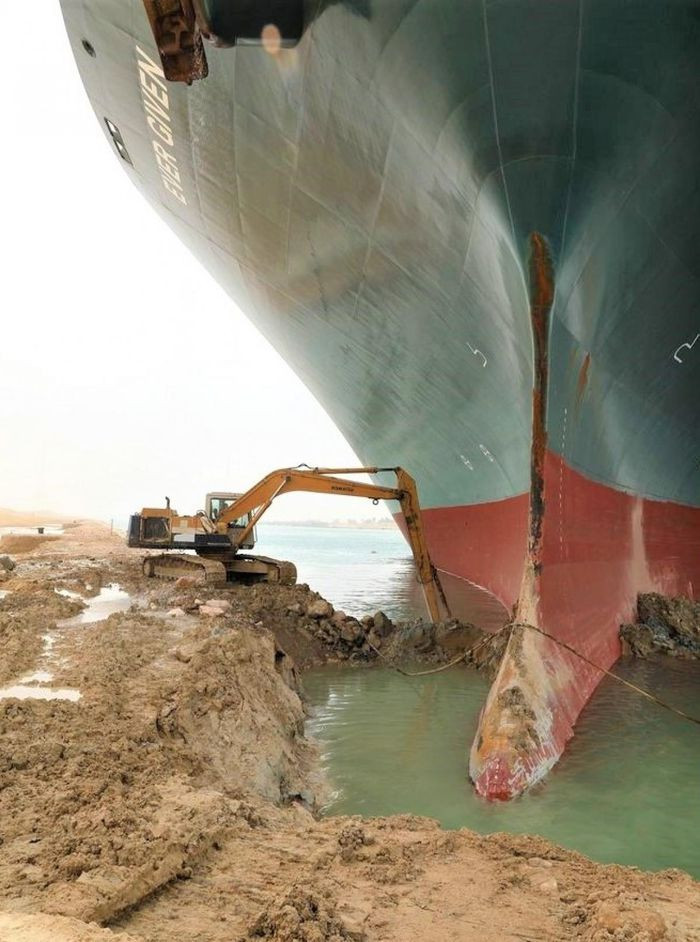 Con tàu chở hàng khổng lồ Ever Given bị mắc kẹt trên Kênh đào Suez của Ai Cập ngày 23/3/2021 đã làm cả thế giới chao đảo một thời gian ngắn trước khi con tàu được "giải thoát". Bức ảnh một chiếc xe cẩu nhỏ bé đang cố gắng giải thoát con tàu khổng lồ đã truyền cảm hứng cho nhiều người.