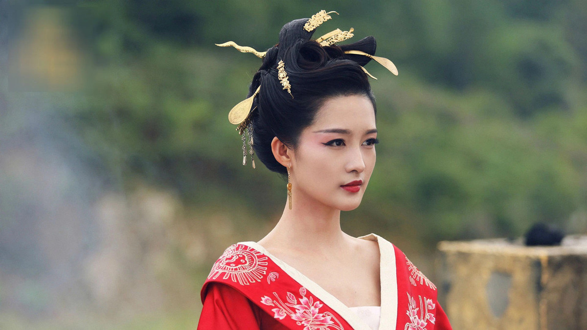 Lúc ấy, một cận thần của nhà vua đã mách nước rằng vì Hương Phi vừa mới bị bắt từ cuộc phản loạn về nên trong lòng chắc hẳn còn đau đớn. Hơn nữa, từ nhỏ nàng đã sống ở Tân Cương nên có thể không hiểu luật lệ, quy tắc trong cung đình.