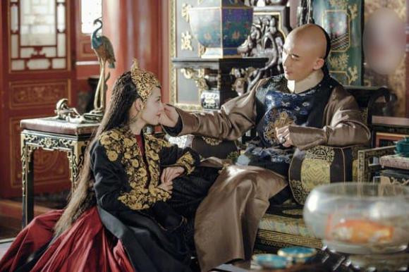 Theo sách Trung Quốc hoàng đế toàn truyện, khi vua Càn Long đưa Hương Phi đi du ngoạn Tô Châu, Hàng Châu để nàng khuây khỏa nỗi nhớ quê, trước khung cảnh nên thơ nơi đây, sẵn có chút men trong người sau buổi tiệc, vua Càn Long đã khao khát chiếm đoạt Hương Phi.