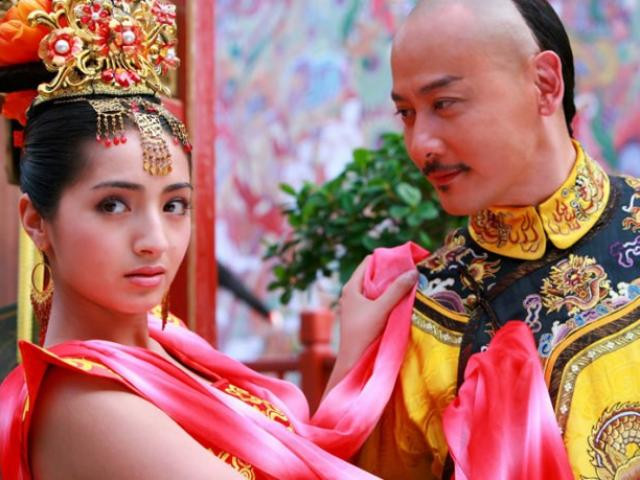 Tuy nhiên, dẫu được vua hết lòng chiều chuộng nhưng Hương Phi vẫn không động lòng. Suốt mấy năm vào cung song Hương Phi vẫn ôm nỗi sầu muộn nhớ quê mà không chịu mở lời với vua, đặc biệt nàng cự tuyệt mọi ý định sủng hạnh của vua Càn Long.