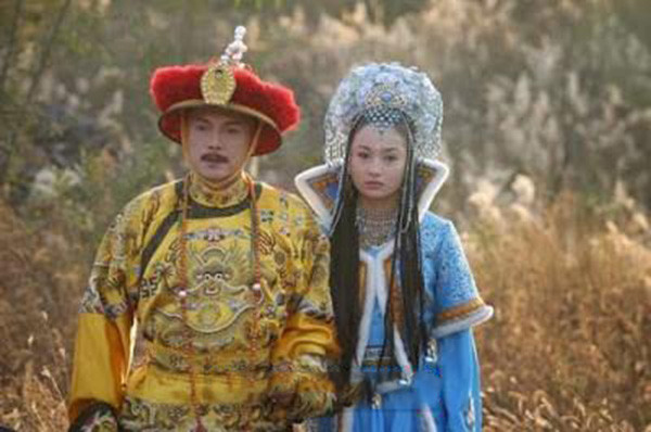 Vừa sợ hãi, vừa rối trí, Hương Phi đã rút ra một con dao trong tay áo định giết chết Càn Long nhưng không thành. Trước hành động táo bạo của nàng, vua Càn Long rất tức giận và bỏ ra ngoài. Từ đó trở đi, vua không bao giờ dám cưỡng ép người phụ nữ mà ông đã bao năm theo đuổi nữa.