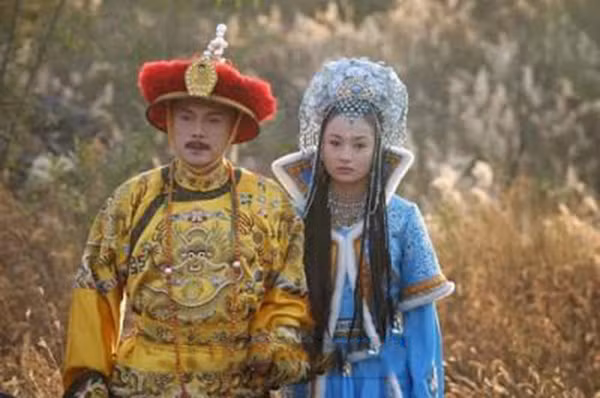 Vừa sợ hãi, vừa rối trí, Hương Phi đã rút ra một con dao trong tay áo định giết chết Càn Long nhưng không thành. Trước hành động táo bạo của nàng, vua Càn Long rất tức giận và bỏ ra ngoài. Từ đó trở đi, vua không bao giờ dám cưỡng ép người phụ nữ mà ông đã bao năm theo đuổi nữa.