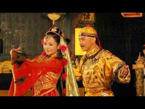 Nhờ sắc đẹp nổi bât, mới 10 tuổi, Hương Phi đã được một lãnh tụ đạo Hồi ở vùng Tân Cương là Đại Hòa Trác đón về làm thiếp. Nhưng cuộc đời nàng đã được "đổi chủ" từ vợ thủ lĩnh người Hồi xứ Tân Cương sang phi tần được hoàng đế Càn Long sủng ái.