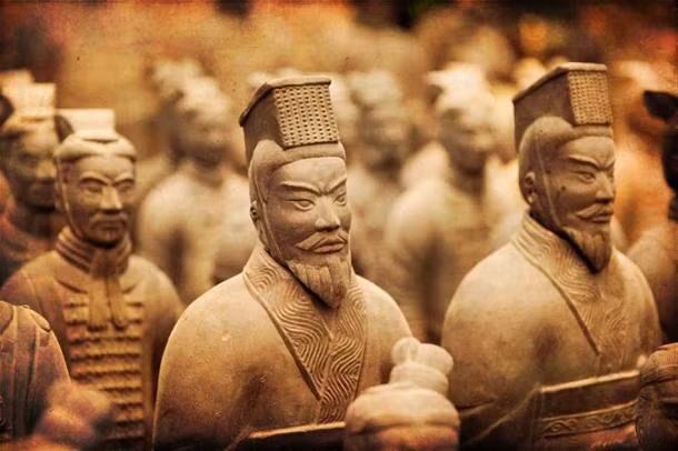 Dài 154 cm và nặng 101 kg, bức tượng nằm ngửa có dấu vân tay ở bụng, tạo bởi thợ thủ công chế tác tượng đất nung. Ngoài dấu vân tay, các nhà khảo cổ còn tìm thấy vết sơn mài ở cánh tay của bức tượng.