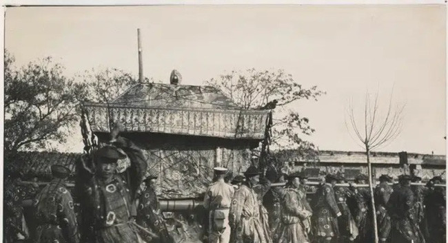 Cuối cùng, ông cho người đắp phần đất này lên mộ của Từ Hi Thái hậu. Nhờ đó mà cỏ dại không có cơ hội sinh sôi trên mộ nữa.