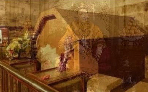 Một trong những điều khiến bà phật lòng nhất ở khu lăng mộ này chính là việc cỏ dại mọc um tùm ở phần đất trên mộ. Sau khi về cung, Từ Hi Thái hậu yêu cầu, lăng mộ không được có một ngọn cỏ dại nào. Làm thế nào để giải quyết vấn đề này?