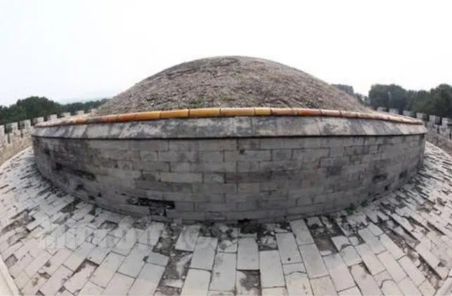 Tiếp đó, ông cho thêm lưu huỳnh, muối và một số chất khác vào đất. Qua quan sát, cỏ dại không còn mọc lên nữa.