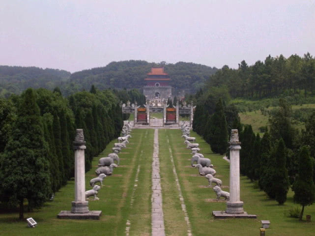 Vì sao lăng mộ Từ Hi Thái hậu cả trăm năm không xanh cỏ? Vi sao lang mo Tu Hi Thai hau ca tram nam khong xanh co?