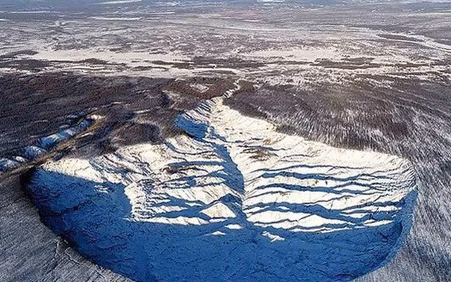 Việc miệng hố tiếp tục mở rộng đang là dấu hiệu nguy hiểm, theo Nikita Tananayev, một nhà nghiên cứu tại Viện đất đóng băng vĩnh cửu Melnikov tại Yakutsk, đề cập. jlj