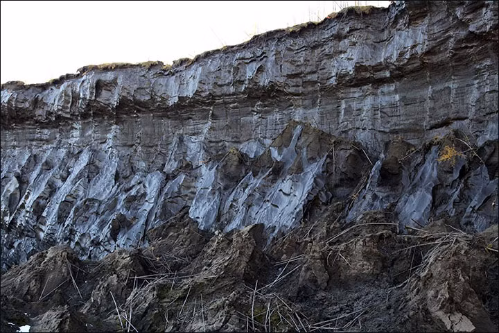 Hình ảnh từ drone cho thấy miệng hố đang không ngừng mở rộng, điều này đã được xác nhận bằng nhiều ảnh vệ tinh trong nhiều năm qua.