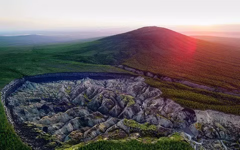 Mặc dù vẫn chưa rõ chính xác tốc độ mở rộng của miệng hố, nhưng người dân địa phương xác nhận rằng trong vài năm qua, miệng hố đã mở rộng thêm 20-30 cm tại một số điểm.