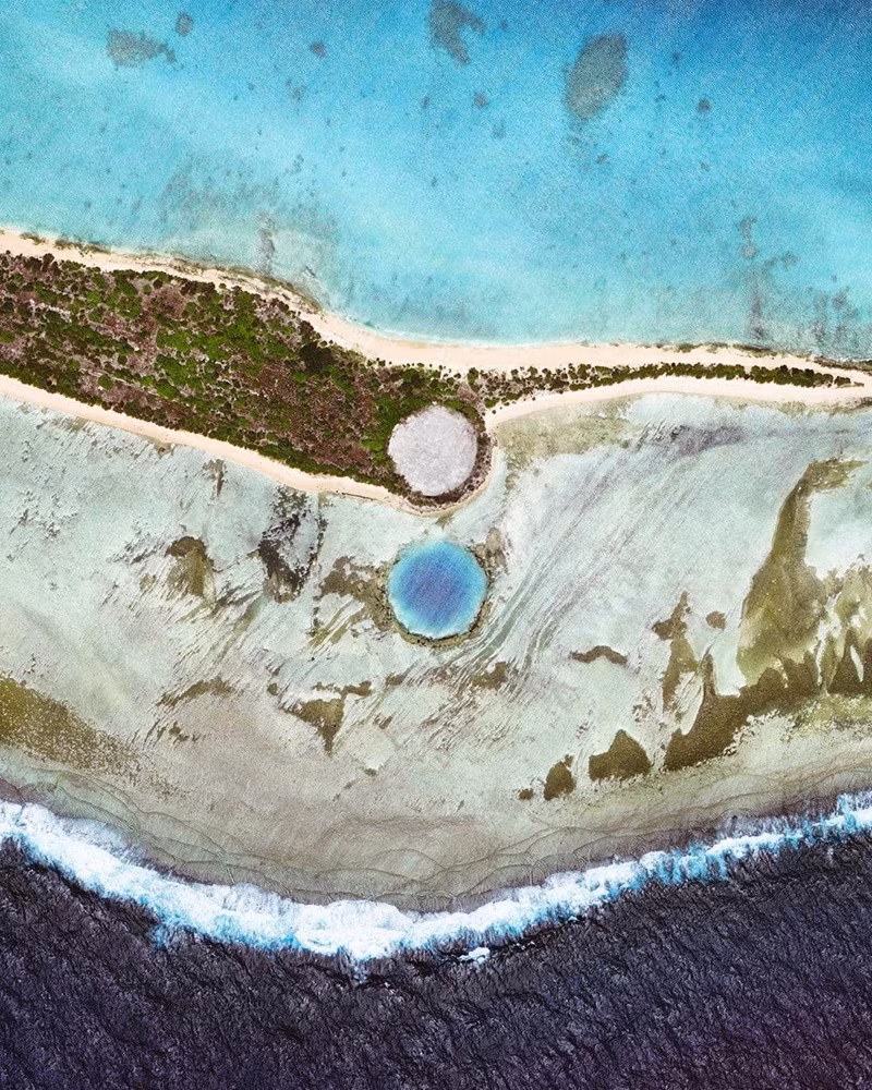 Mối đe dọa đặc biệt lớn đối với Nấm mồ là vì quần đảo Marshall chỉ cao hơn mực nước biển khoảng hơn 2 m và dễ bị ảnh hưởng bởi biến đổi mực nước biển dâng. Thủ đô của quốc đảo, Majuro, thường xuyên đối mặt với nguy cơ ngập lụt, theo nghiên cứu của Ngân hàng Thế giới. Mỹ cho rằng vì Nấm mồ nằm trên lãnh thổ của quần đảo Marshall, trách nhiệm tu sửa không thuộc về họ.