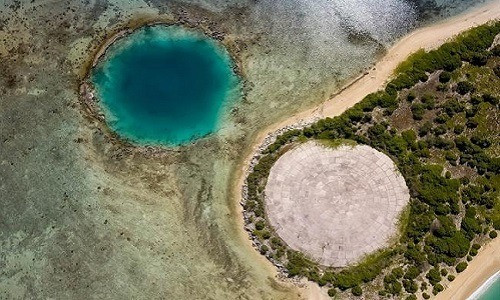 Năm 1998, Mỹ đã ngừng cung cấp dịch vụ y tế cho những người dân trên đảo mắc bệnh ung thư, khiến nhiều người gặp khó khăn tài chính. Hiện tình trạng này đang đợi sự thỏa thuận trong năm nay. Người dân trên đảo cũng đòi hỏi Mỹ phải di dời Nấm mồ, bởi công trình bê tông này đang đứng trước nguy cơ sụp đổ do mực nước biển dâng cao và xuống cấp.