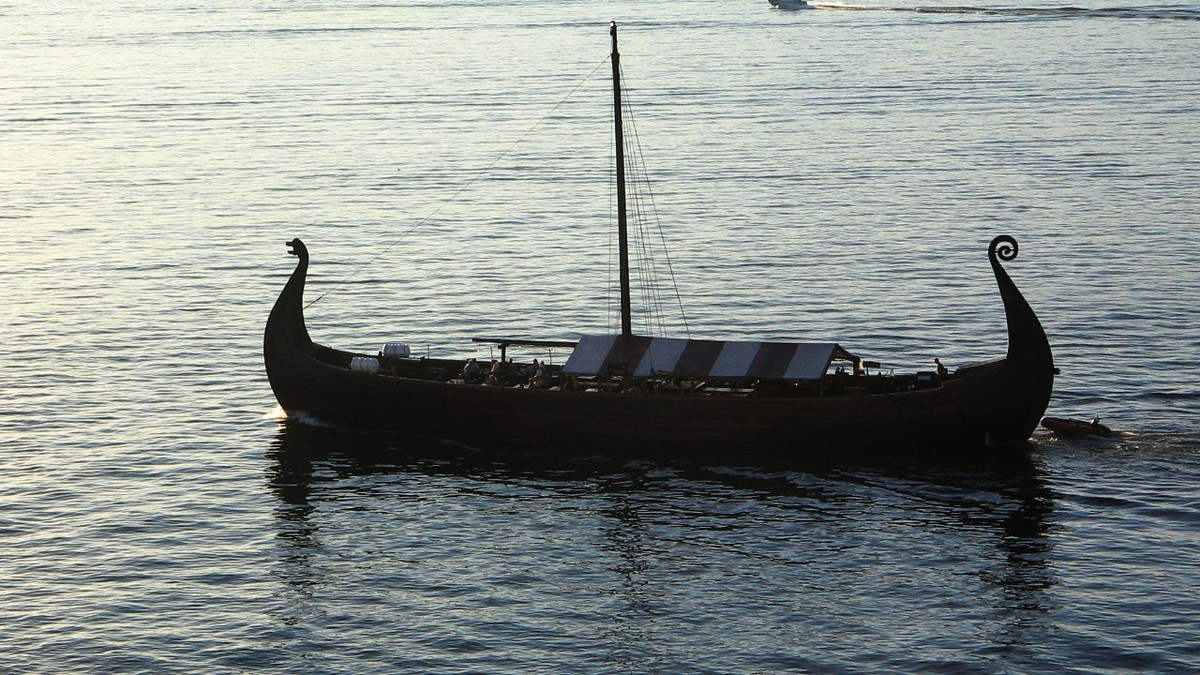 Borreggine cho biết khi tảng băng to lên, độ nặng của nó đè lên lớp nền bên dưới, khiến các khu vực ven biển dễ bị lũ lụt hơn. Đồng thời, lực hấp dẫn gia tăng giữa dải băng đang mở rộng và khối lượng lớn băng biển đã đẩy thêm nước biển tràn qua bờ biển Greenland. Hai quá trình này có thể đã gây ra lũ lụt trên diện rộng dọc theo bờ biển - "chính xác là nơi người Viking đã định cư".