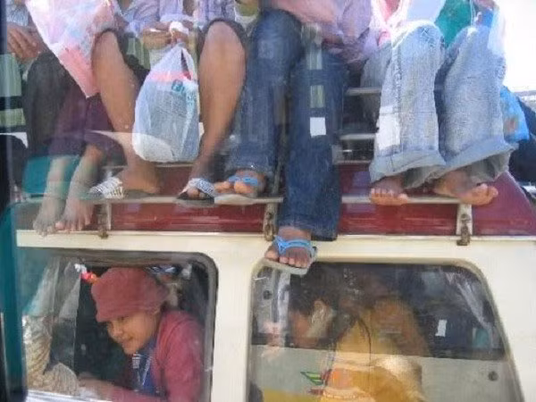 Ô tô cũng chen chúc không kém gì tàu hỏa.