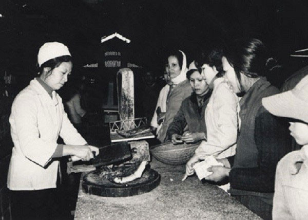 Bữa cơm ngày Tết đương nhiên không thể thiếu khoanh giò hay miếng thịt quay.