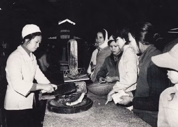 Bữa cơm ngày Tết đương nhiên không thể thiếu khoanh giò hay miếng thịt quay.