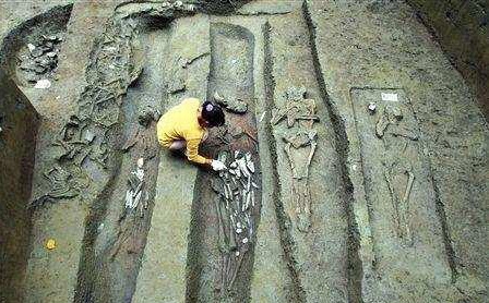 Đến năm 2016, di tích nhà Thương - Chu nằm ở khu vực phía tây của cung điện Kim Sa mới lần đầu được phát hiện. Trong quá trình khai quật, các nhà khảo cổ học đã phát hiện 7 ngôi mộ cổ từ thời Chiến Quốc, trong đó bao gồm quan tài và một lượng lớn di vật tùy táng như đồ đồng, đồ gốm, cối xay và những cái hố lớn dùng để thực hiện các lễ hiến tế.