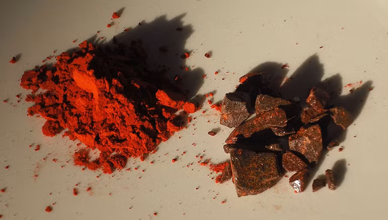 Máu có màu đỏ, chu sa cũng vậy mà màu đỏ tượng trưng cho máu. Vì thế việc phủ chu sa lên thi thể khi đã chết sẽ tạo cho họ một niềm hi vọng về sự trường tồn bất diệt.