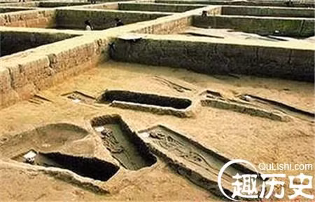 Nhưng thu hoạch lớn nhất là cụm ngôi mộ từ thời Chiến quốc. Các ngôi mộ có nhiều hình dạng và kiểu dáng khác nhau, có mộ đơn huyệt, 3 ngôi mộ hợp huyệt chôn chung, và hai cỗ quan tài.