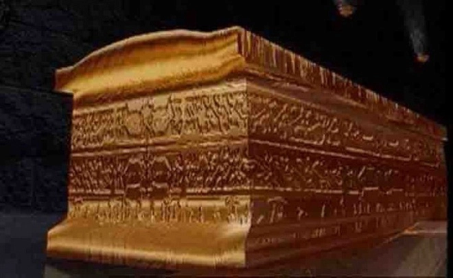 Sử ký và Hán thư đều ghi rõ: "Đánh chảy đồng bên trong, sơn bên ngoài." "Đắp hạt ngọc, trang trí bằng ngọc"... Tuy nhiên, theo các ghi chép khác, Tần Thủy Hoàng có thể không sử dụng quan tài bằng đồng.